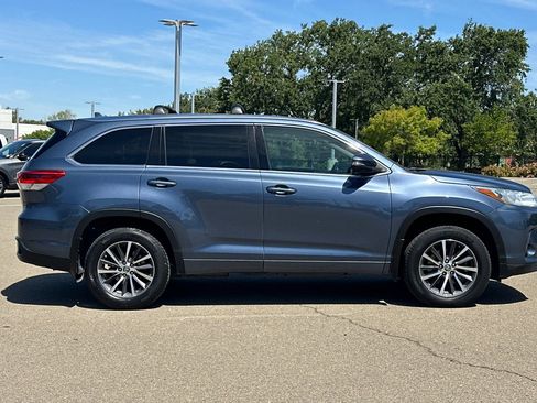 Used 2017 Toyota Highlander XLE AWD/4WD image 3
