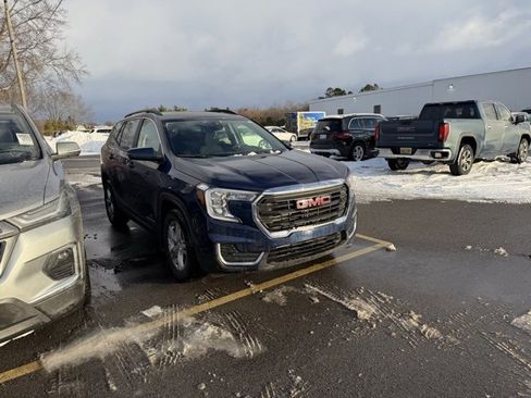 Used 2023 GMC Terrain SLE w/ Driver Convenience Package image 4