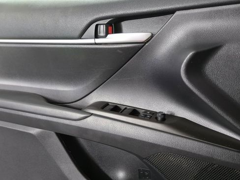 Used 2021 Toyota Camry SE image 18