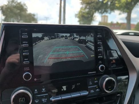 Used 2020 Toyota Highlander L FWD image 18