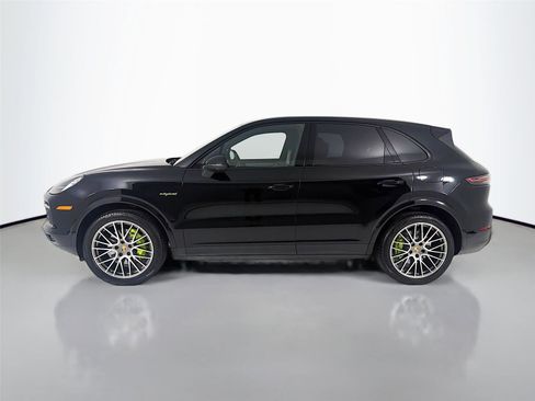 Certified 2022 Porsche Cayenne Platinum Edition image 2