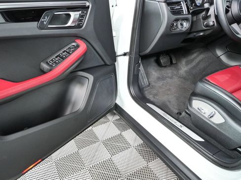 Certified 2023 Porsche Macan S AWD/4WD image 7