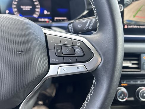 Used 2023 Volkswagen Taos SE w/ Panoramic Sunroof Package image 17