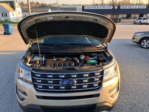 Used 2017 Ford Explorer XLT image 11