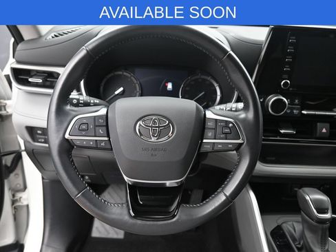 Used 2021 Toyota Highlander XLE AWD/4WD image 16