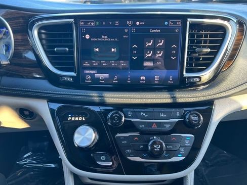 Used 2024 Chrysler Pacifica Limited image 26