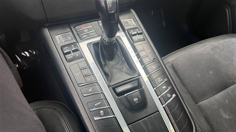 Used 2018 Porsche Macan AWD/4WD image 30