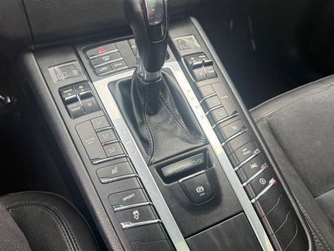 Used 2018 Porsche Macan AWD/4WD image 30
