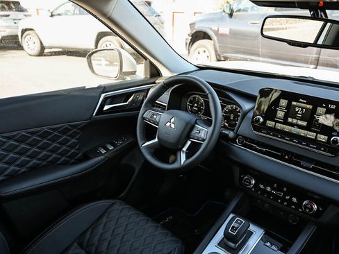 New 2025 Mitsubishi Outlander SEL image 14