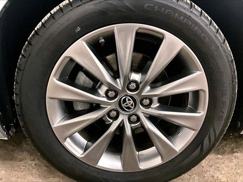 Used 2017 Toyota Camry XLE w/ Moonroof Package image 8