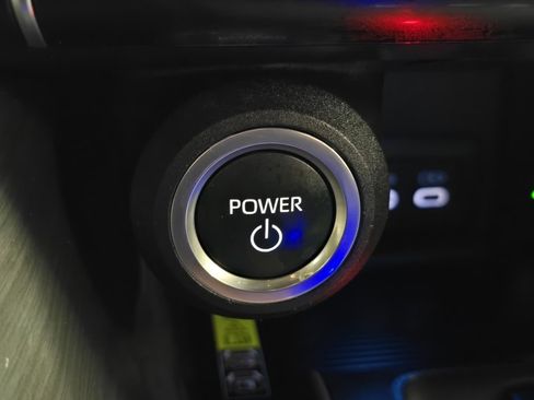 Certified 2024 Toyota Venza XLE image 29