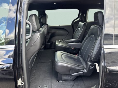 Used 2025 Chrysler Pacifica Select FWD image 17