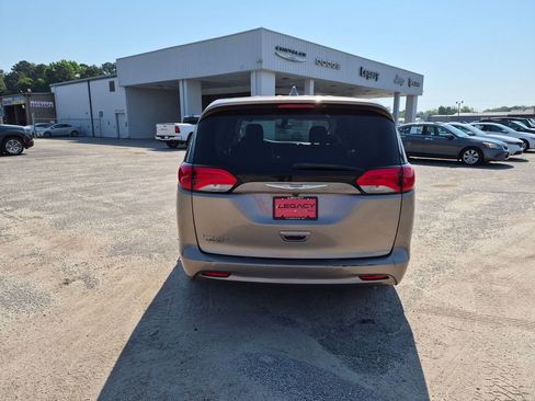 Used 2017 Chrysler Pacifica Touring FWD image 4