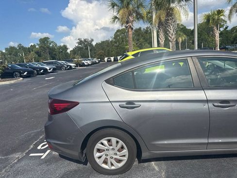 Used 2019 Hyundai Elantra SE w/ Winter Weather Package FWD image 14