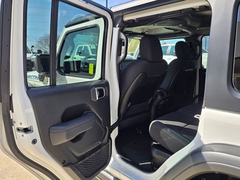 Used 2025 Jeep Wrangler Unlimited Rubicon 4xe w/ Safety Group AWD/4WD image 18
