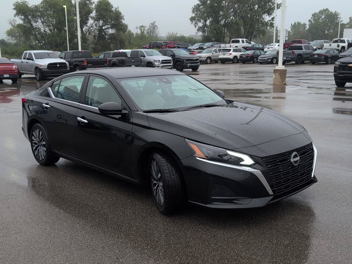 Used 2025 Nissan Altima 2.5 SV FWD image 10