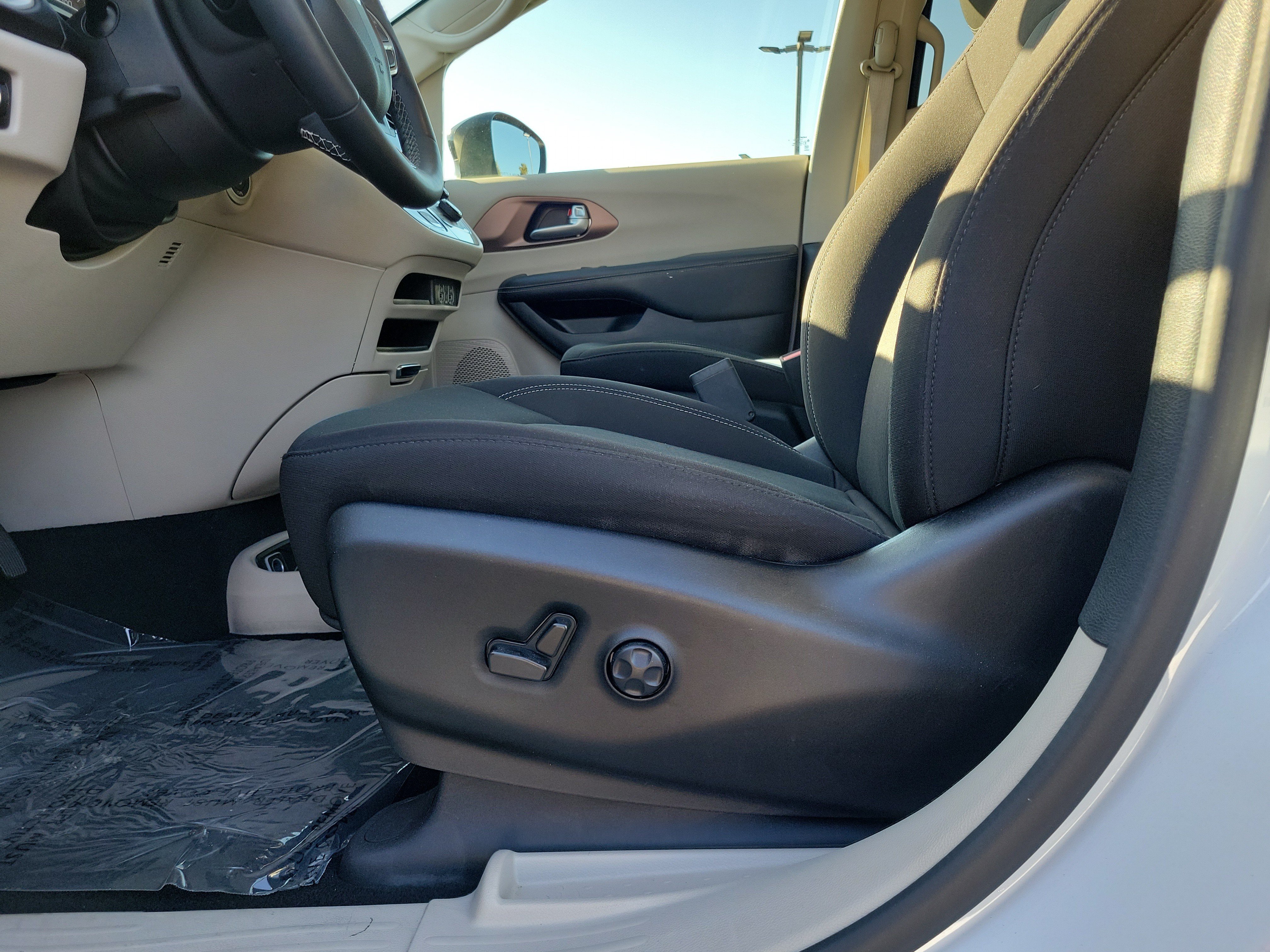 Used 2024 Chrysler Voyager LX FWD image 16