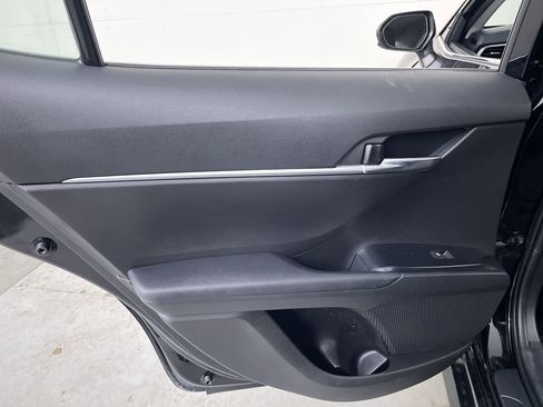 Used 2018 Toyota Camry LE image 19