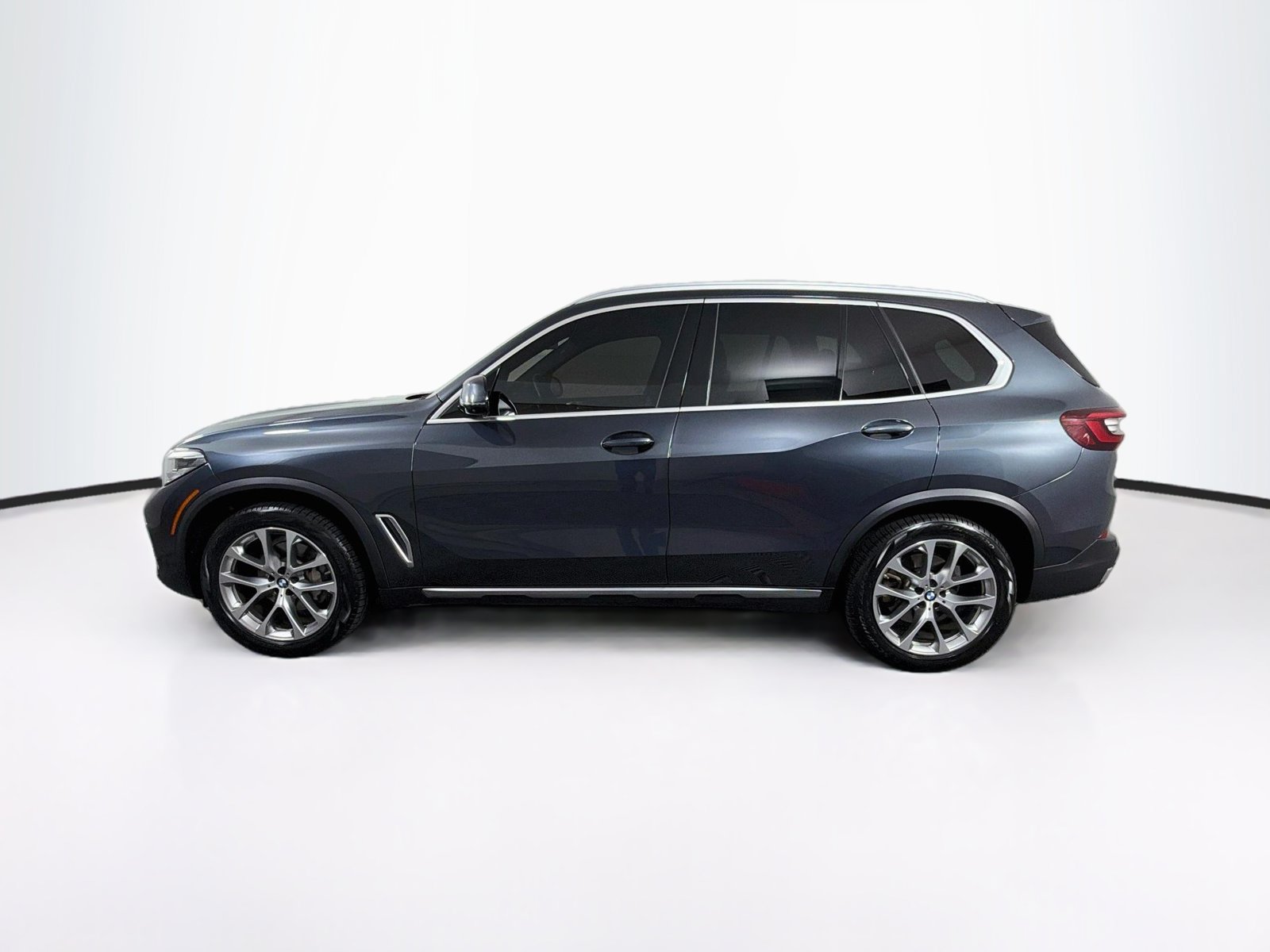 Used 2022 BMW X5 xDrive40i w/ Parking Assistance Package AWD/4WD image 4