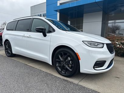 Used 2025 Chrysler Pacifica Limited