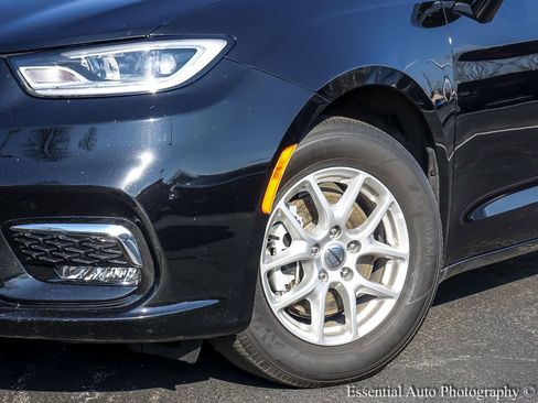 Used 2025 Chrysler Pacifica Select image 4