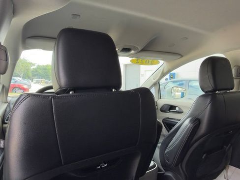 Used 2022 Chrysler Pacifica Touring-L FWD image 9