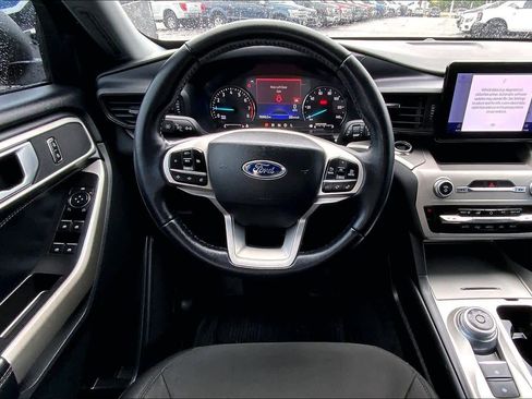 Used 2022 Ford Explorer XLT image 6
