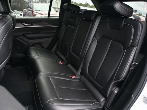 Used 2025 Jeep Grand Cherokee Limited w/ Black Appearance Package image 11