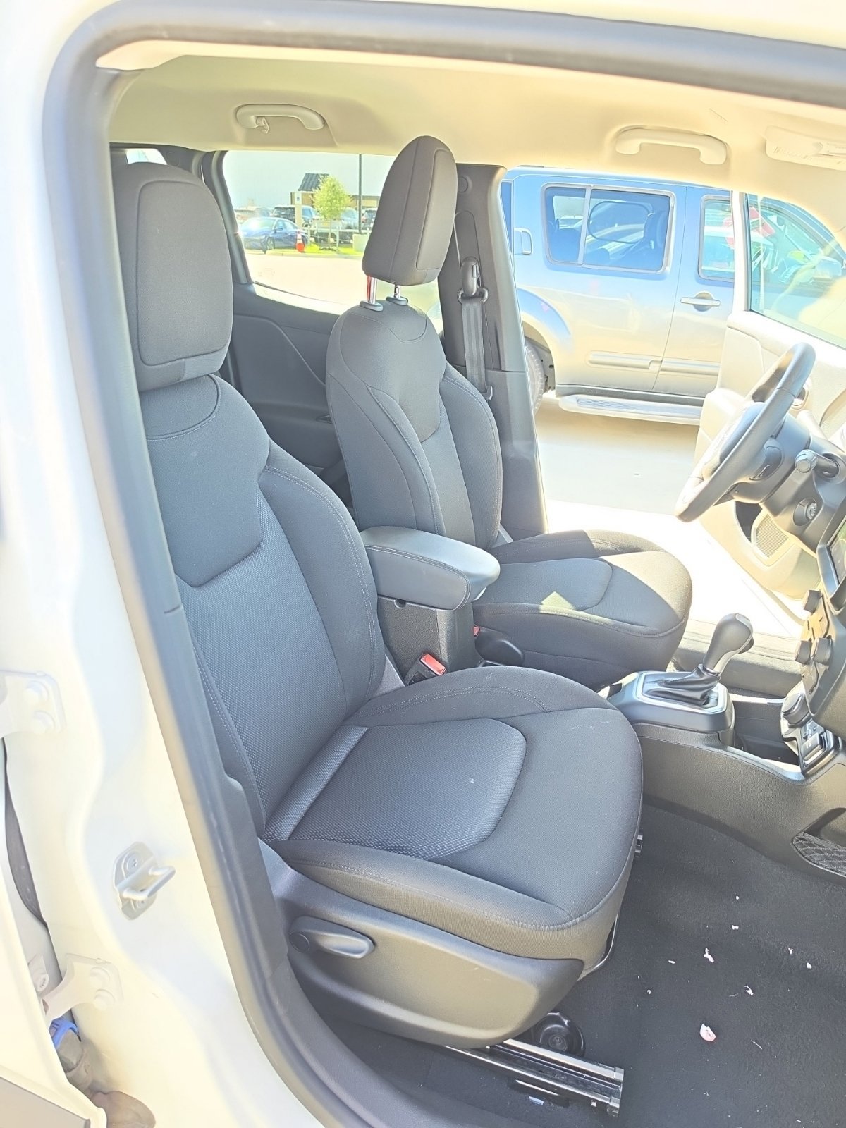 Used 2023 Jeep Renegade Latitude AWD/4WD image 11