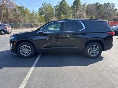 Used 2023 Chevrolet Traverse LT image 2