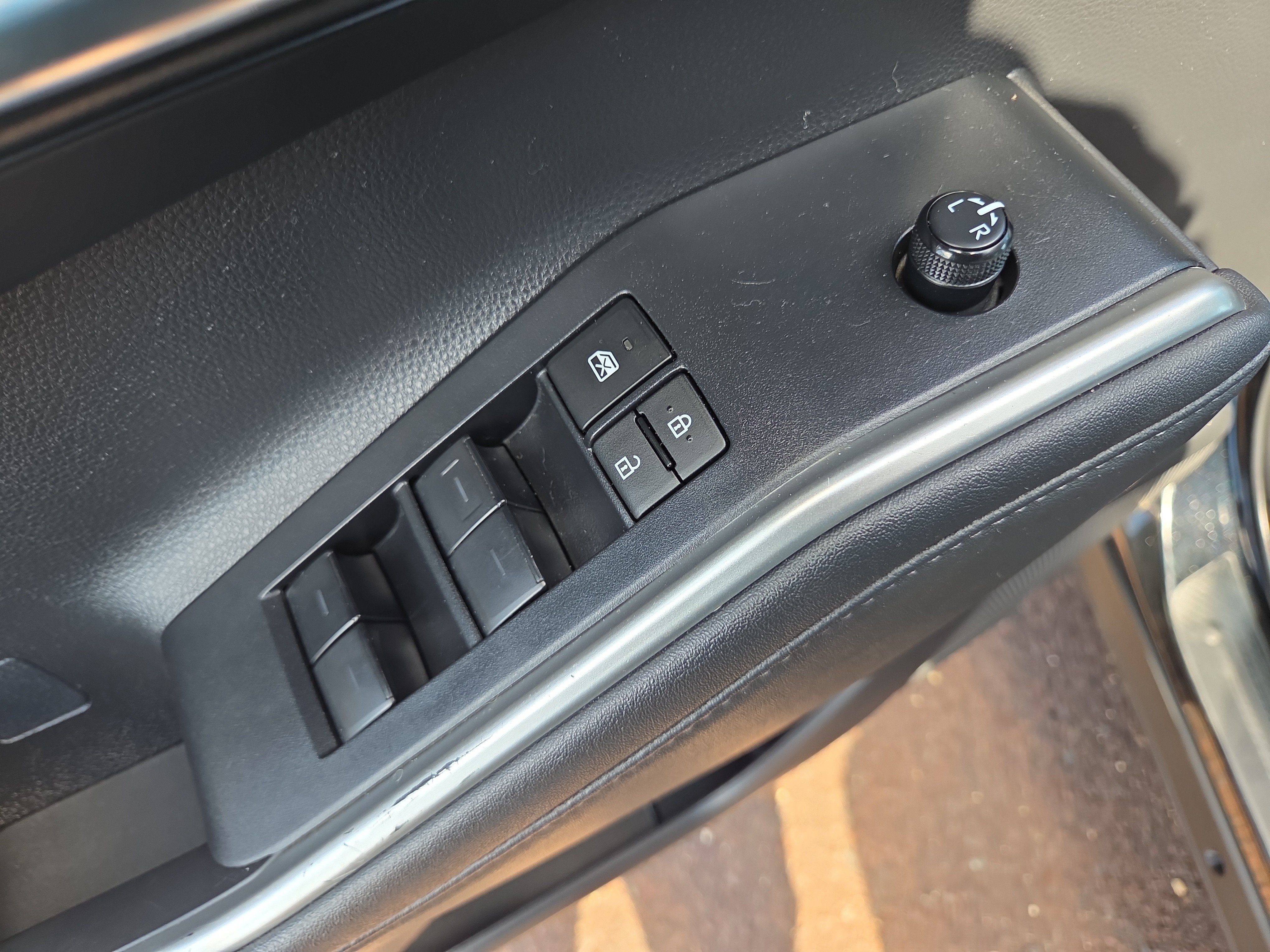 Used 2024 Toyota Highlander XLE AWD/4WD image 29