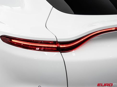 Used 2022 Aston Martin DBX image 16