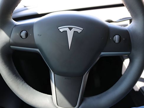 Used 2021 Tesla Model Y Long Range AWD/4WD image 22