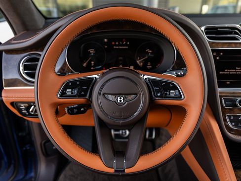 Used 2023 Bentley Bentayga image 29