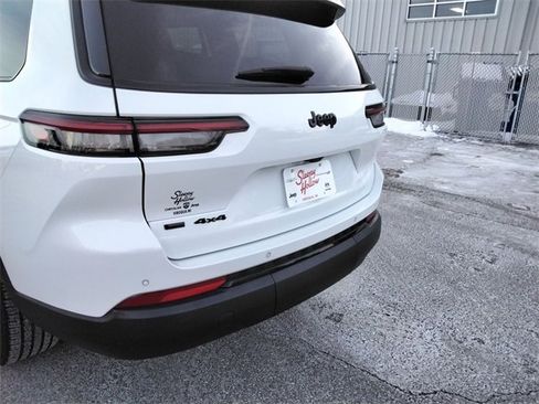 Used 2023 Jeep Grand Cherokee L Laredo image 16