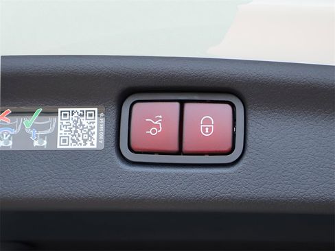 Used 2025 Mercedes-Benz C 300 4MATIC Sedan image 35