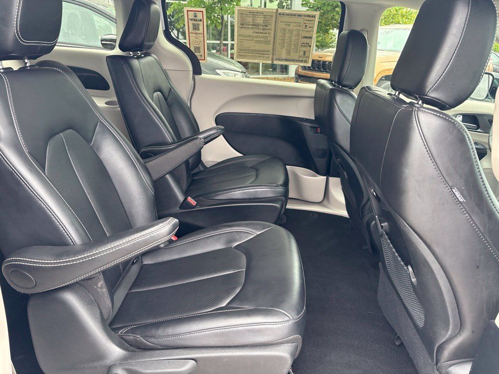 Used 2024 Chrysler Pacifica Limited FWD image 17