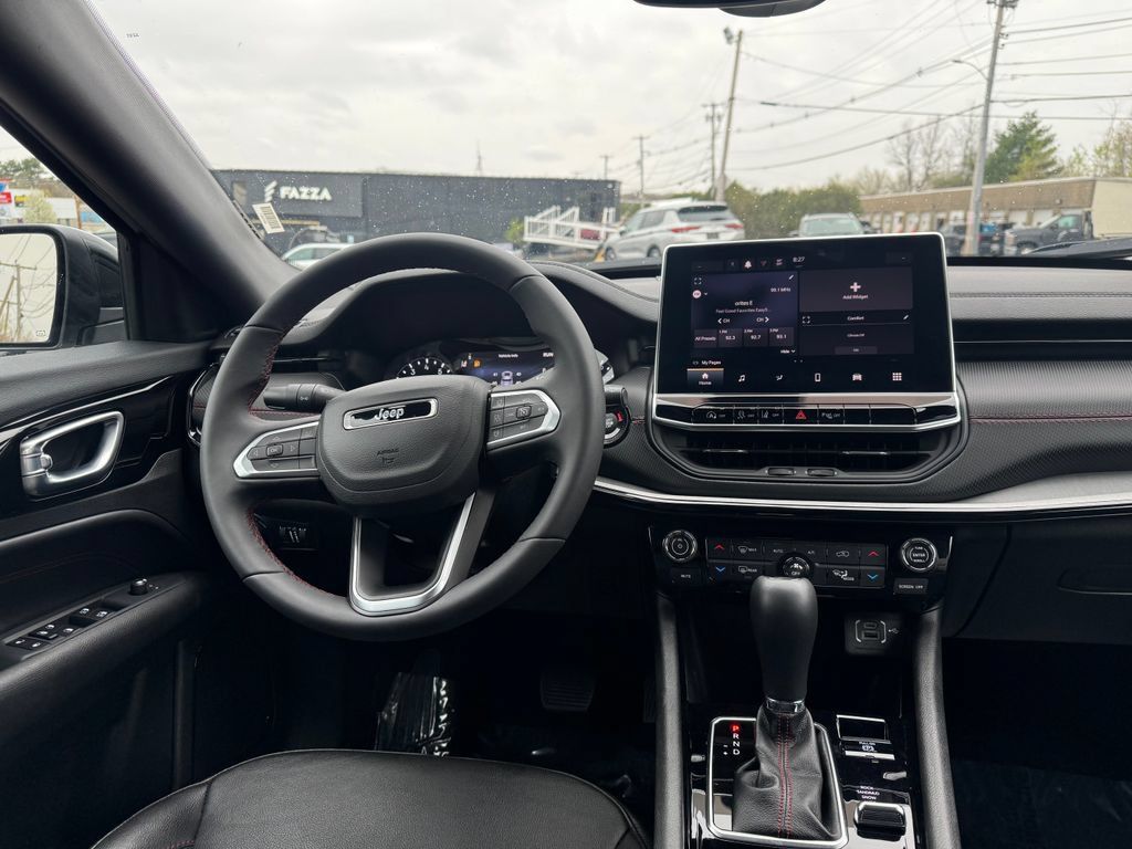 Used 2025 Jeep Compass Trailhawk AWD/4WD image 18