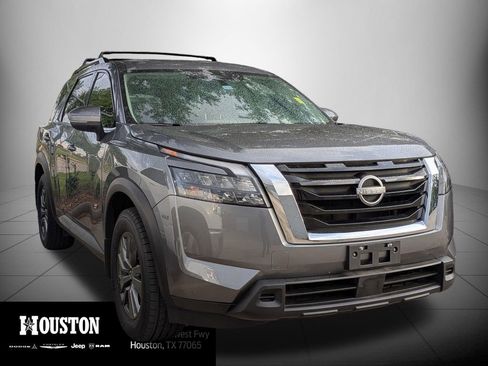 Used 2024 Nissan Pathfinder SV w/ Cargo Package image 3