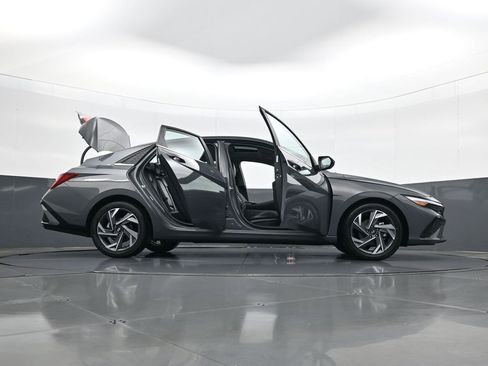 Certified 2025 Hyundai Elantra Limited w/ Cargo Package image 33