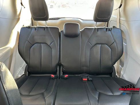 Used 2022 Chrysler Pacifica Touring-L image 22