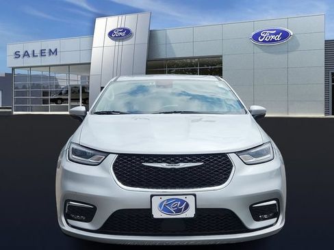 Used 2023 Chrysler Pacifica Touring-L FWD image 7