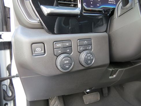Used 2025 Chevrolet Silverado 2500 LT w/ Convenience Package AWD/4WD image 8