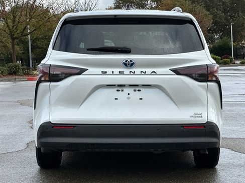 Used 2023 Toyota Sienna XLE image 5