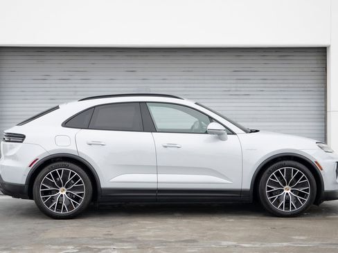 Certified 2025 Porsche Macan Electric image 8