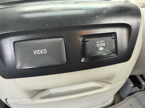 Used 2012 Toyota Sienna XLE w/ Entertainment Pkg FWD image 7