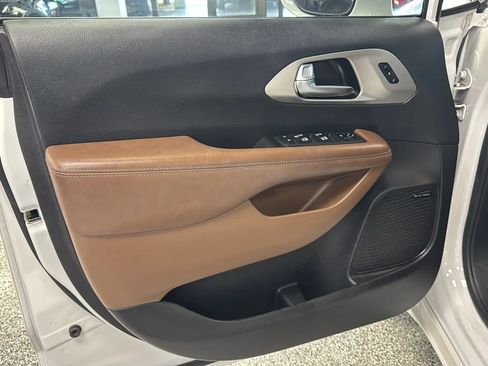 Used 2021 Chrysler Pacifica Limited w/ Uconnect Theater Family Group AWD/4WD image 21