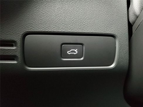 Certified 2026 Volvo XC40 B5 Core w/ Climate Package AWD/4WD image 35