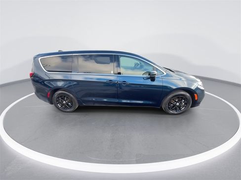 Used 2024 Chrysler Pacifica Touring-L image 9