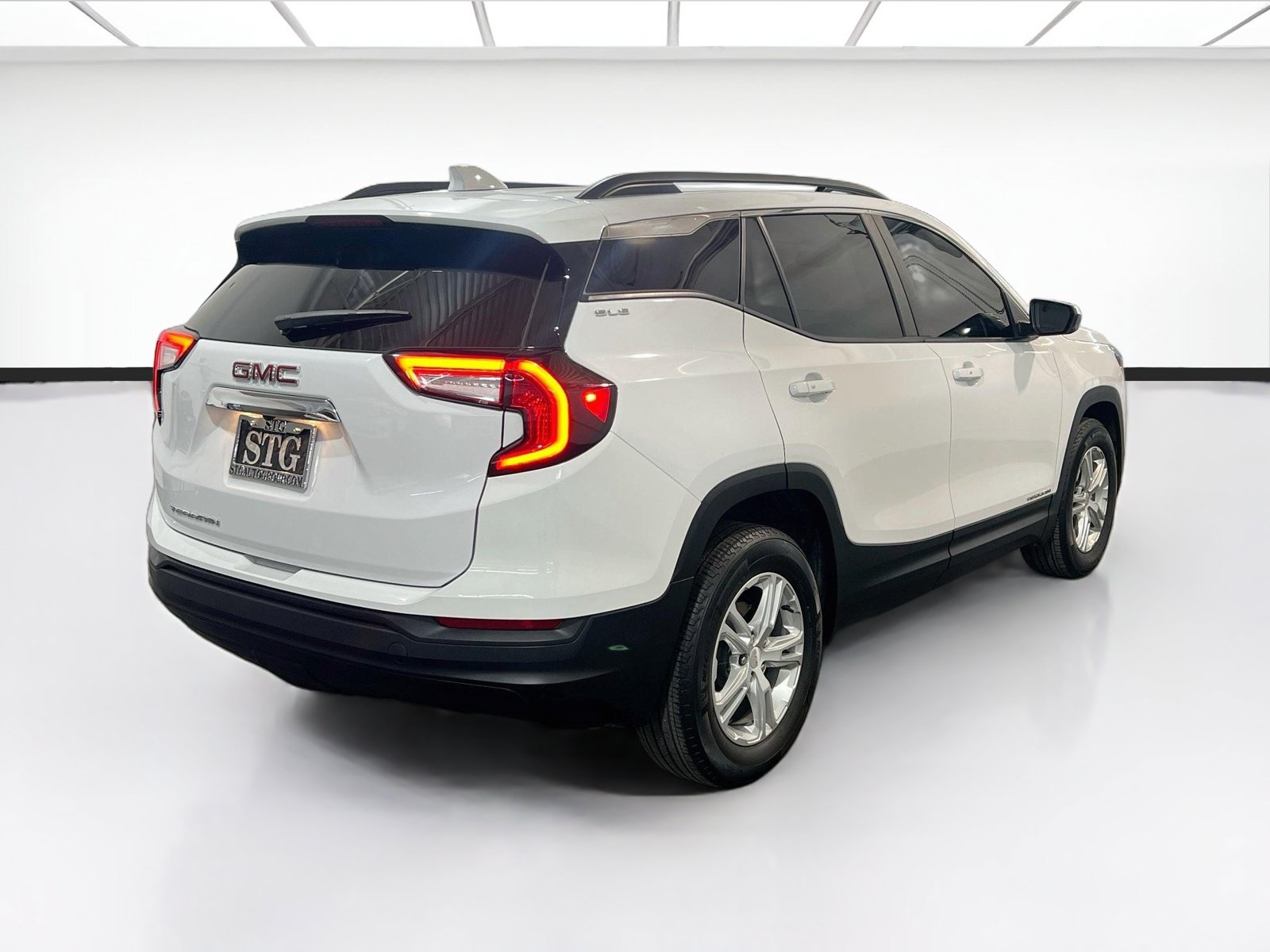 Used 2023 GMC Terrain SLE w/ Driver Convenience Package FWD image 4